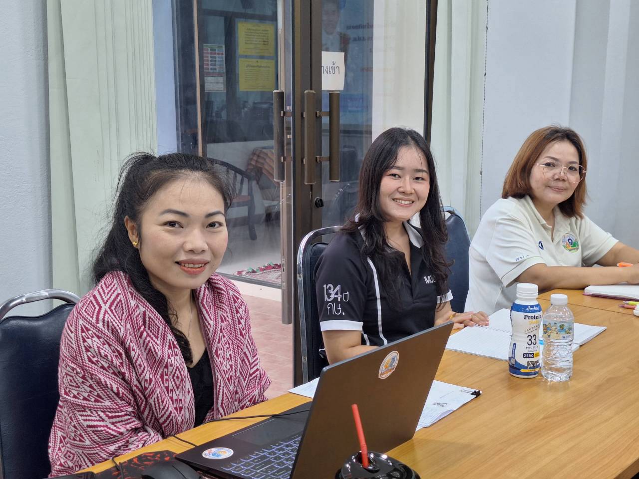 title - ผู้ตรวจราชการ ส.ป.ก. ลงพื้นที่จังหวัดขอนแก่น ประชุมติดตามความก้าวหน้าผลการดำเนินงาน พร้อมตรวจเยี่ยมให้กำลังใจกลุ่มวิสาหกิจชุมชนสมุนไพรไผ่คำ 39 